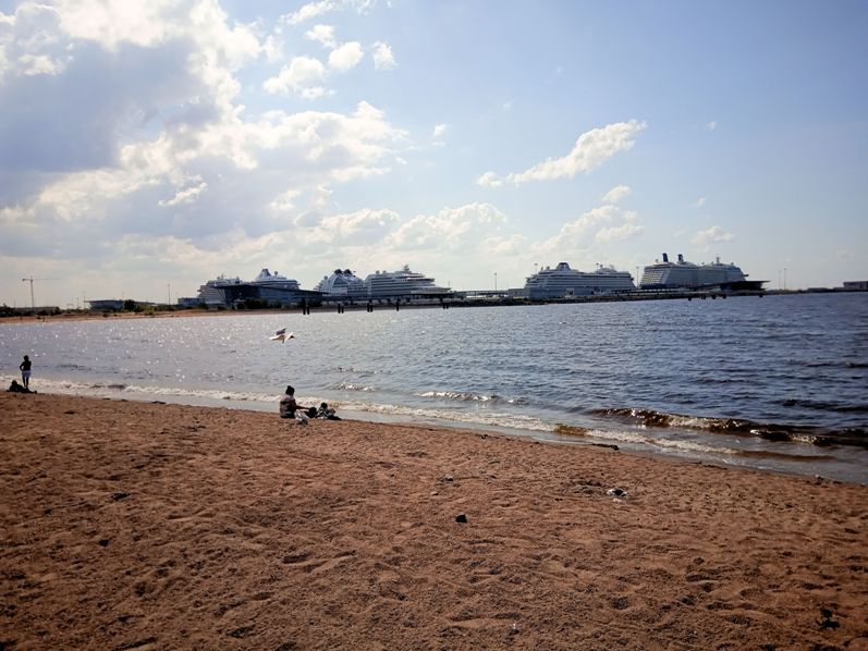 Дикий пляж и вид на пассажирский порт в 1,5 км. от отеля