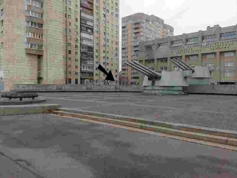 Памятник крейсеру Киров и вход в отель